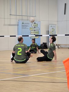 Drei Sitzball-Spieler von Leipzig-Plauen erwarten den Ball. Foto: Lars Wittchen / SBV