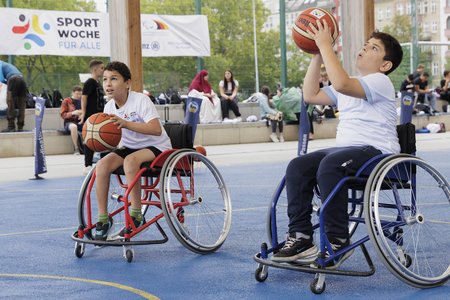 Kinder beim Rollstuhlbasketball