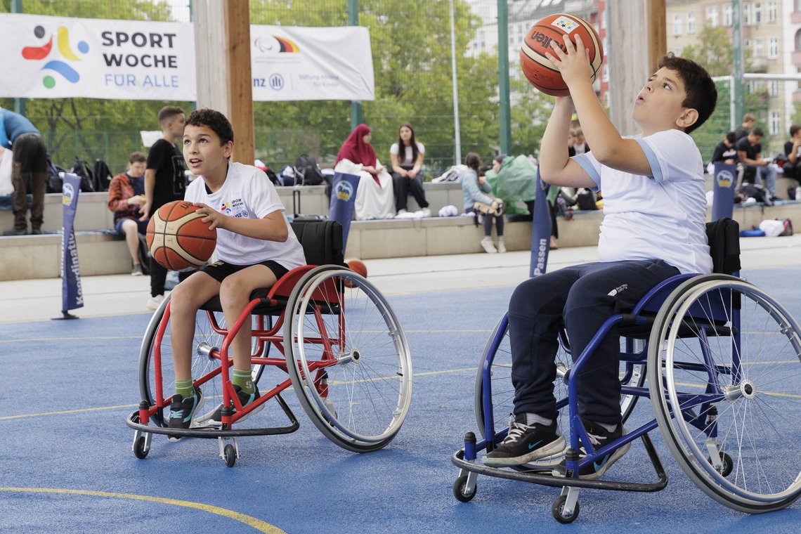 Kinder beim Rollstuhlbasketball