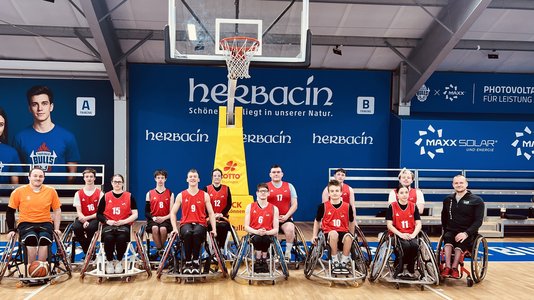Auf dem Bild ist die gesamte Mannschaft "Sachsen/Thüringen" inklusive deren Coaches zu sehen. 