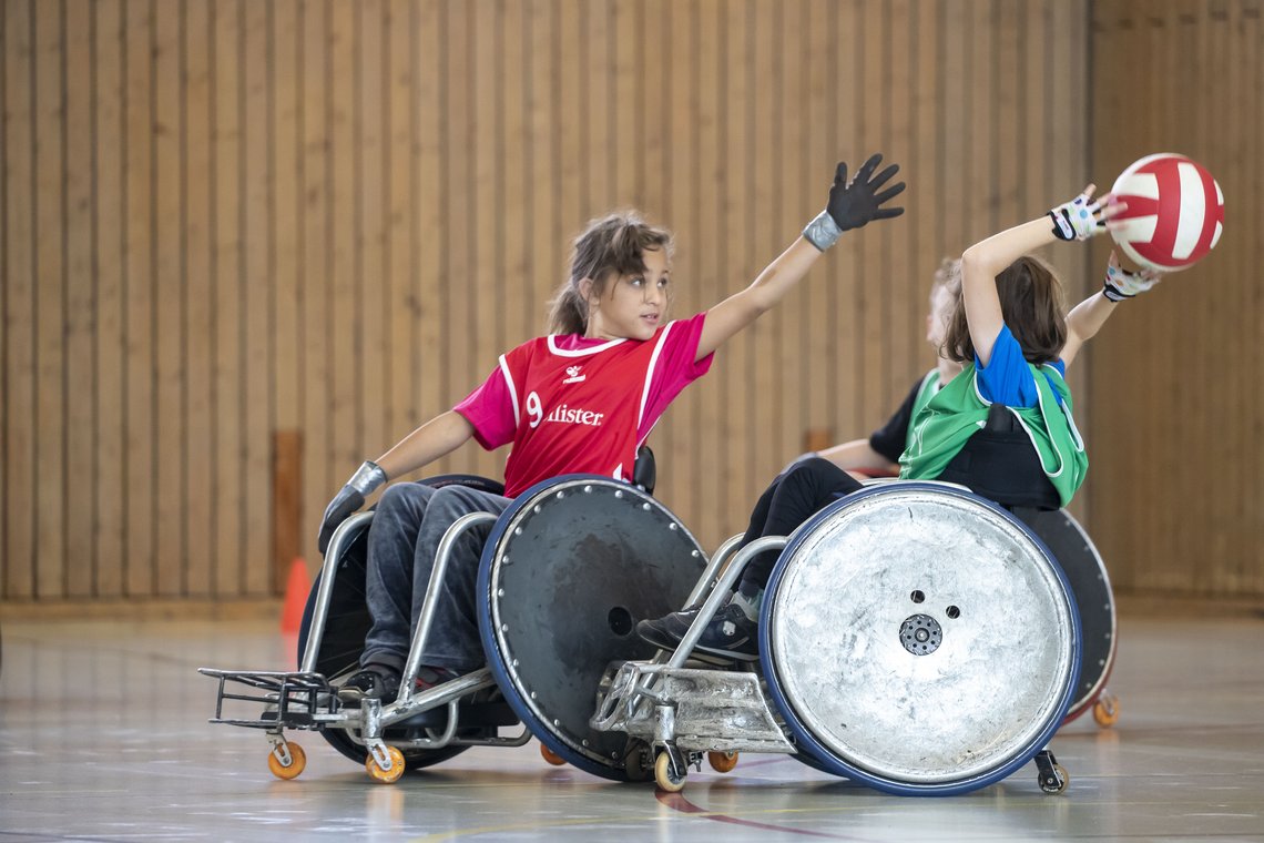 2 Kinder beim Rollstuhlrugby