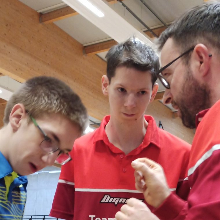Ben Hörnig (l.) mit Tischtennis-Doppelpartner Max Niebel erhalten während einer Satzpause Tipps vom Trainer.