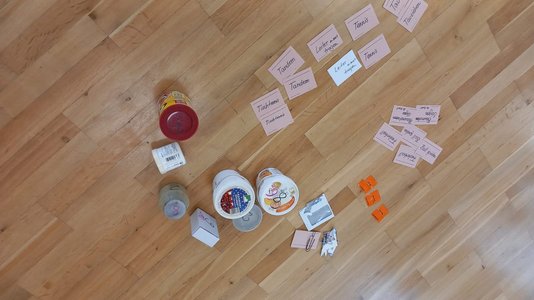 Man sieht ein Symbolbild der Aus- und Fortbildung, auf dem Zettel abgebildet sind