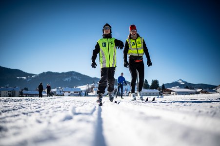 Beispielbild: Para Skilanglauf mit einem Sehbehidnerten und einem Guide. Foto: picture alliance / DBS