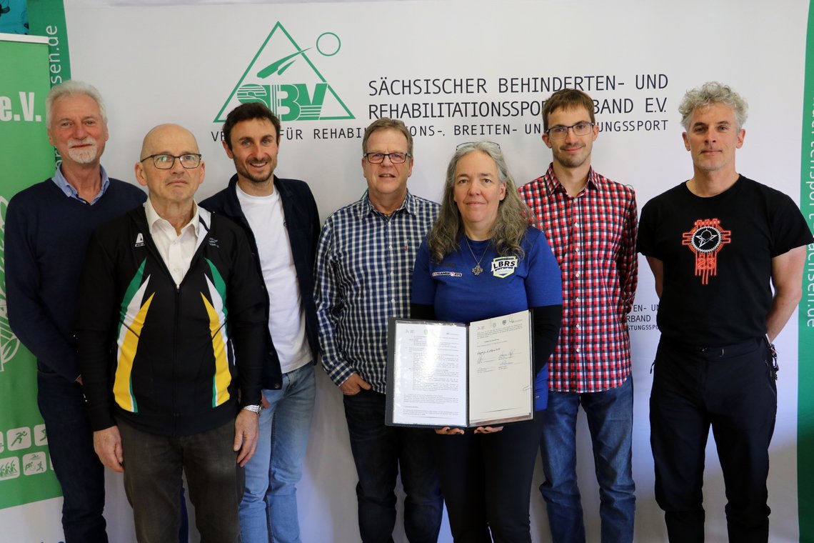 Gruppenbild mit allen Sportlern und allen Vertretern und Vertreterinnen der Verbände