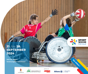 Das Bild zeigt zwei Mädchen im Rollstuhl. Sie spielen gemeinsam Rollstuhlrugby. Ein Mädchen hält einen Ball in der Hand. Das andere versucht den Wurf des Mädchens zu blocken.
