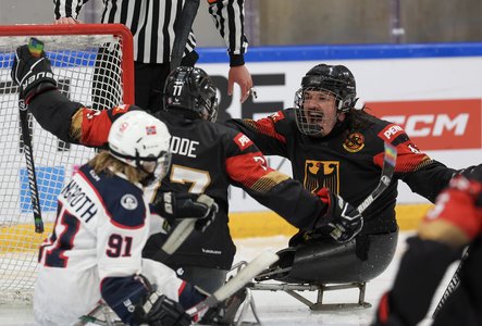Die Para Eishockeyspieler Jörg Wedde und Bernhard Hering jubeln auf dem Eis. 