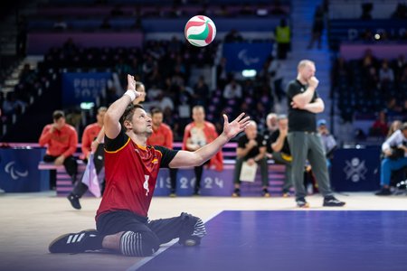 Sitzvolleyballer Heiko Wiesenthal beim Aufschlag im Halbfinale der Paralympics. Foto: Kevin Voigt/DBS