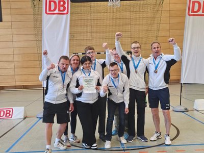 Teamfoto der Wladimir-Filatow-Schule Leipzig. Sie feiern den Gewinn der Bronzemedaille. Foto: Filatow Schule