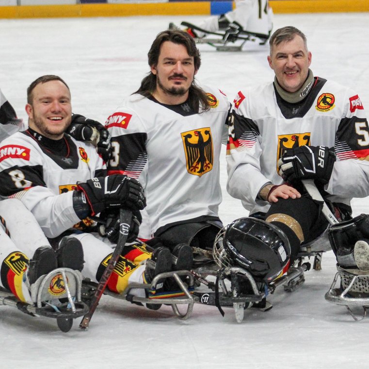 Mannschaftsfoto der 5 sächsischen Athleten die zur B-WM im Para Eishockey fahren: Christian Pilz, Frank Rennhack, Bernhard Hering, Robert Pabst und Lars Uhlemann (v.l.n.r.)