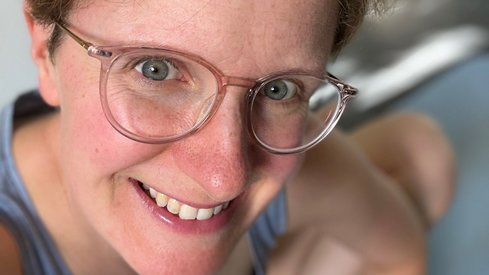 zu sehen ist ein Bild der Text Autorin Maria Zeitz