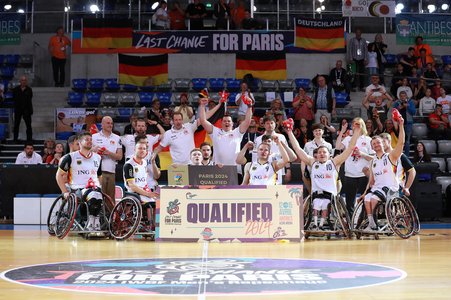 Die deutsche Rollsuhlbasketballmannschaft feiert gemeinsam die Qualifikation zu den paralympischen Spielen 2024. Foto: Grégory Picout/FFH