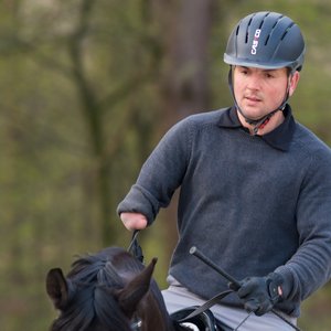 Auf dem Bild ist Steffen Zeibig mit seinem Pferd inmitten einer Übung zu sehen. Foto: Ralf Kuckuck