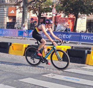 Max Gelhaar auf dem Rad während seines Para Triathlons. Foto: Sylke Zehrfeld