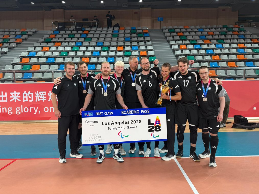 Die Goalball Nationalmannschaft hält ein übergroßes Ticket für die Paralympics 2028 in der Hand. Foto: DBS