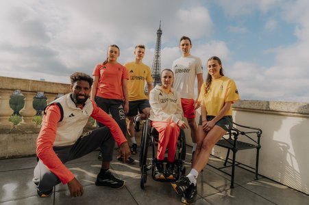 Paralympische und Olympische Sportler/-innen mit der Kleidung für Paris.