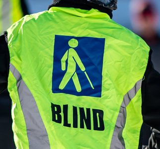 Warnweste mit der Aufschrift Blind.