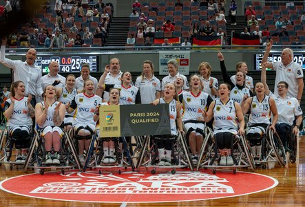 Die komplette Deutsche Rollstuhlbasketball-Damen-Nationalmannschaft jubelt im Rahmen der Siegerehrung über die Qualifikation zu den Paralympischen Spielen 2024 in Paris.