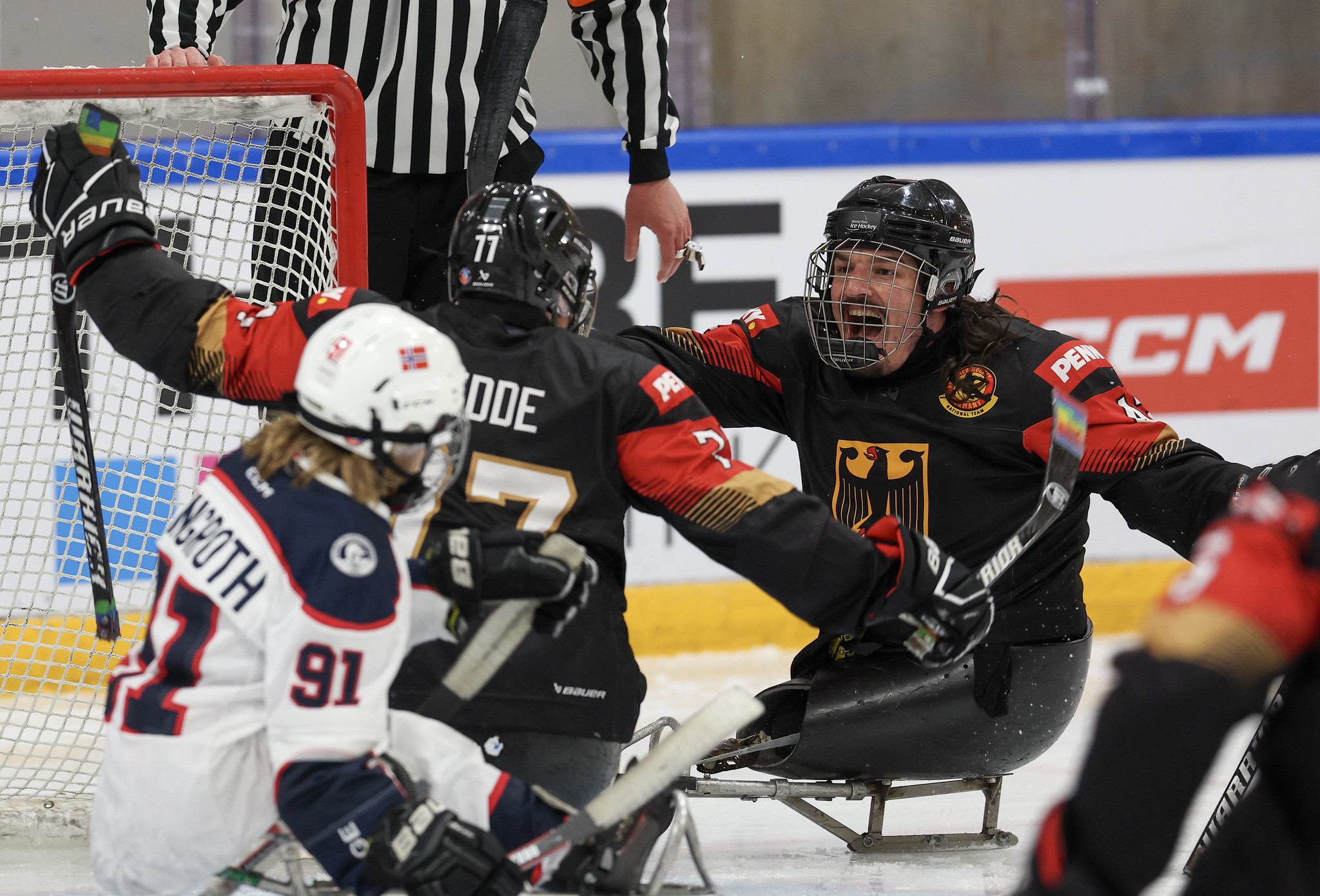 Die Para Eishockeyspieler Jörg Wedde und Bernhard Hering jubeln auf dem Eis. 