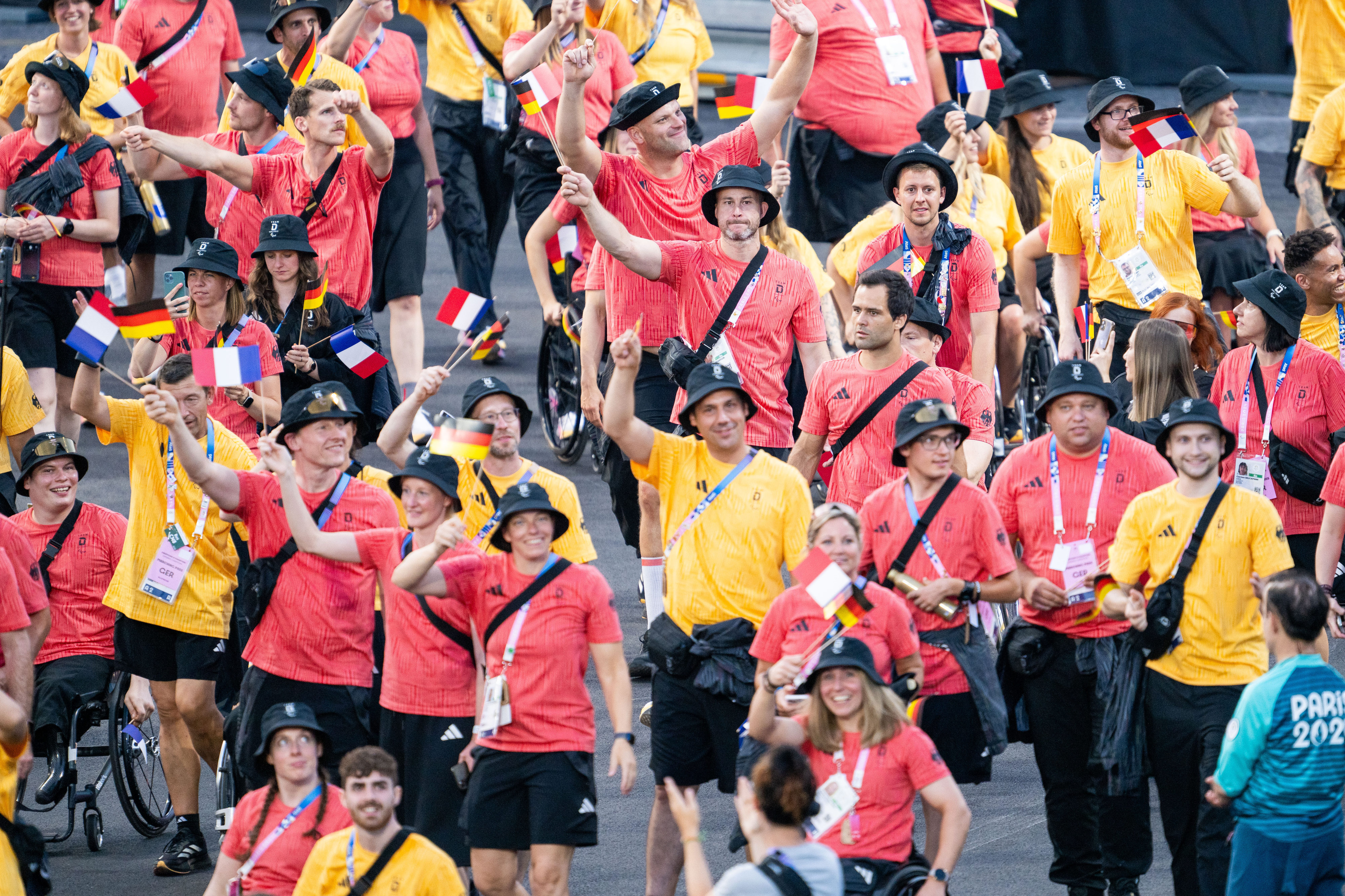 Die deutsche Paralympics-Delegation läuft gerade bei der Eröffnungsfeier in das Stadion ein. Foto: Oliver Kremer / DBS