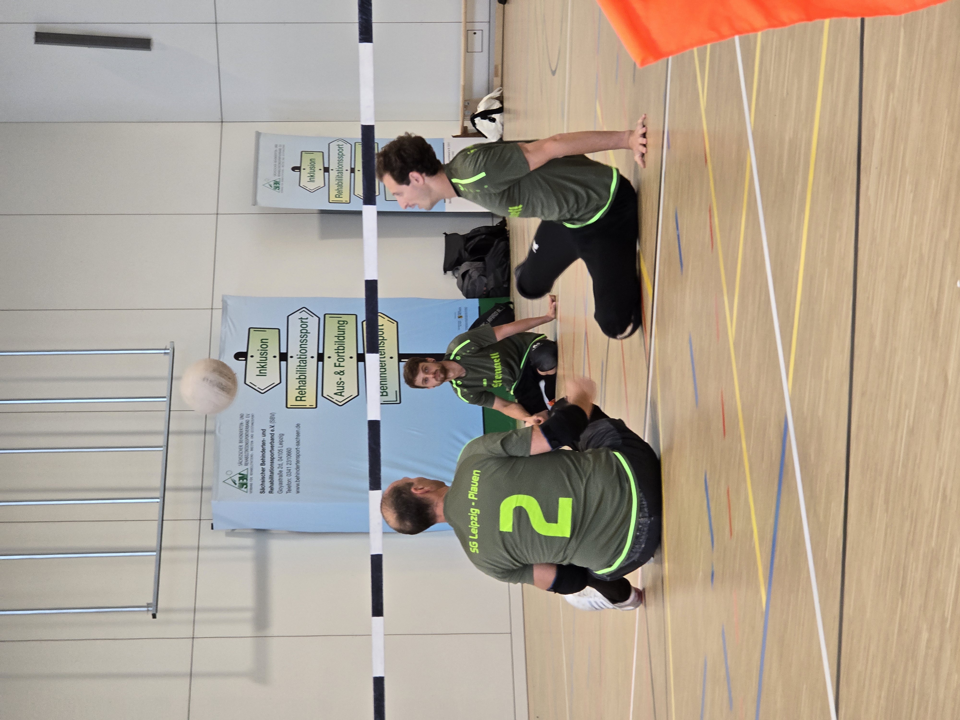 Drei Sitzball-Spieler von Leipzig-Plauen erwarten den Ball. Foto: Lars Wittchen / SBV