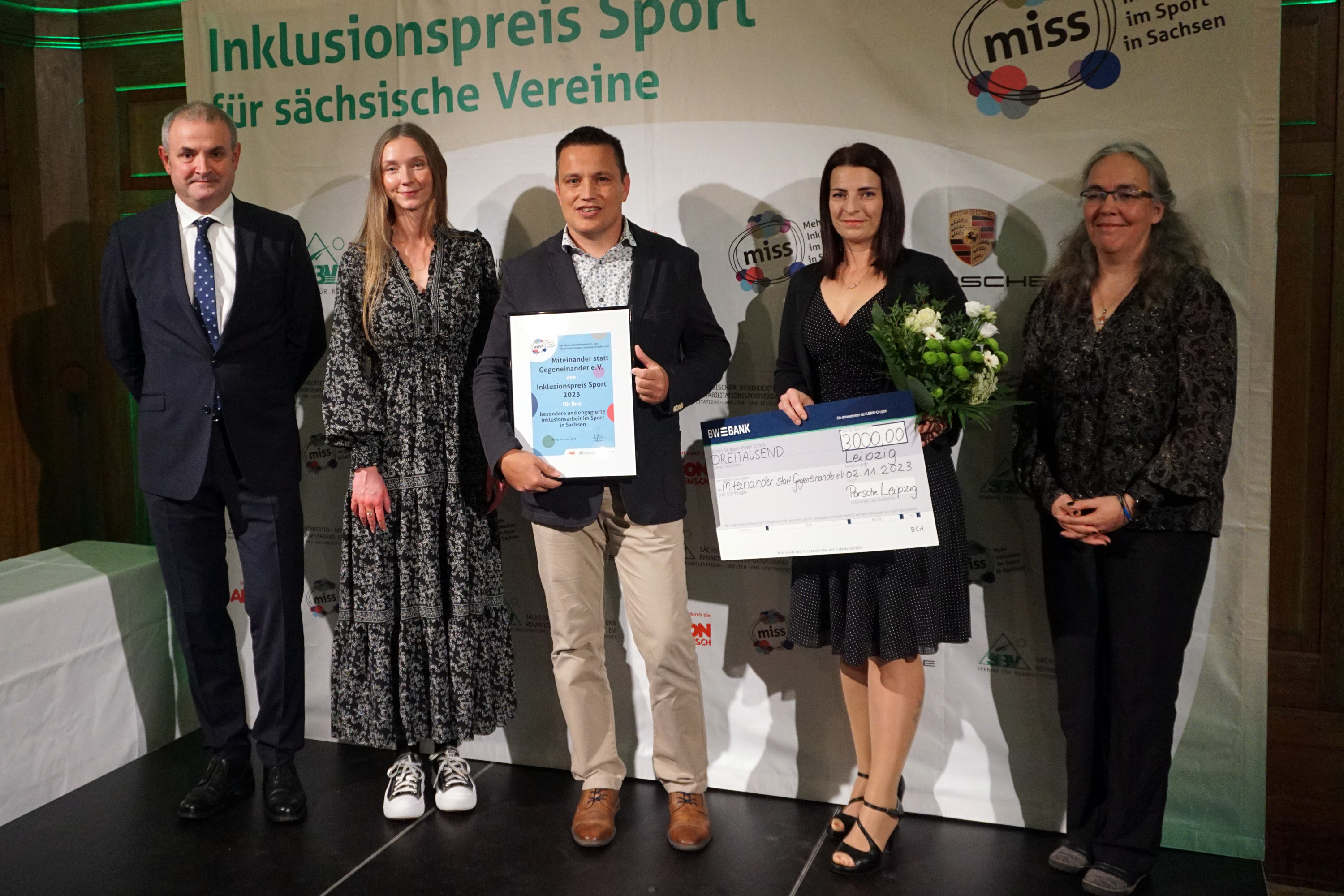 vlnr.: Michael Welsch, Natalie Rosanski, Ronny Kienert und Michaela Kosprtova (beide Miteinander statt Gegeneinander e.V., Chemnitz), Simone Zimmermann 