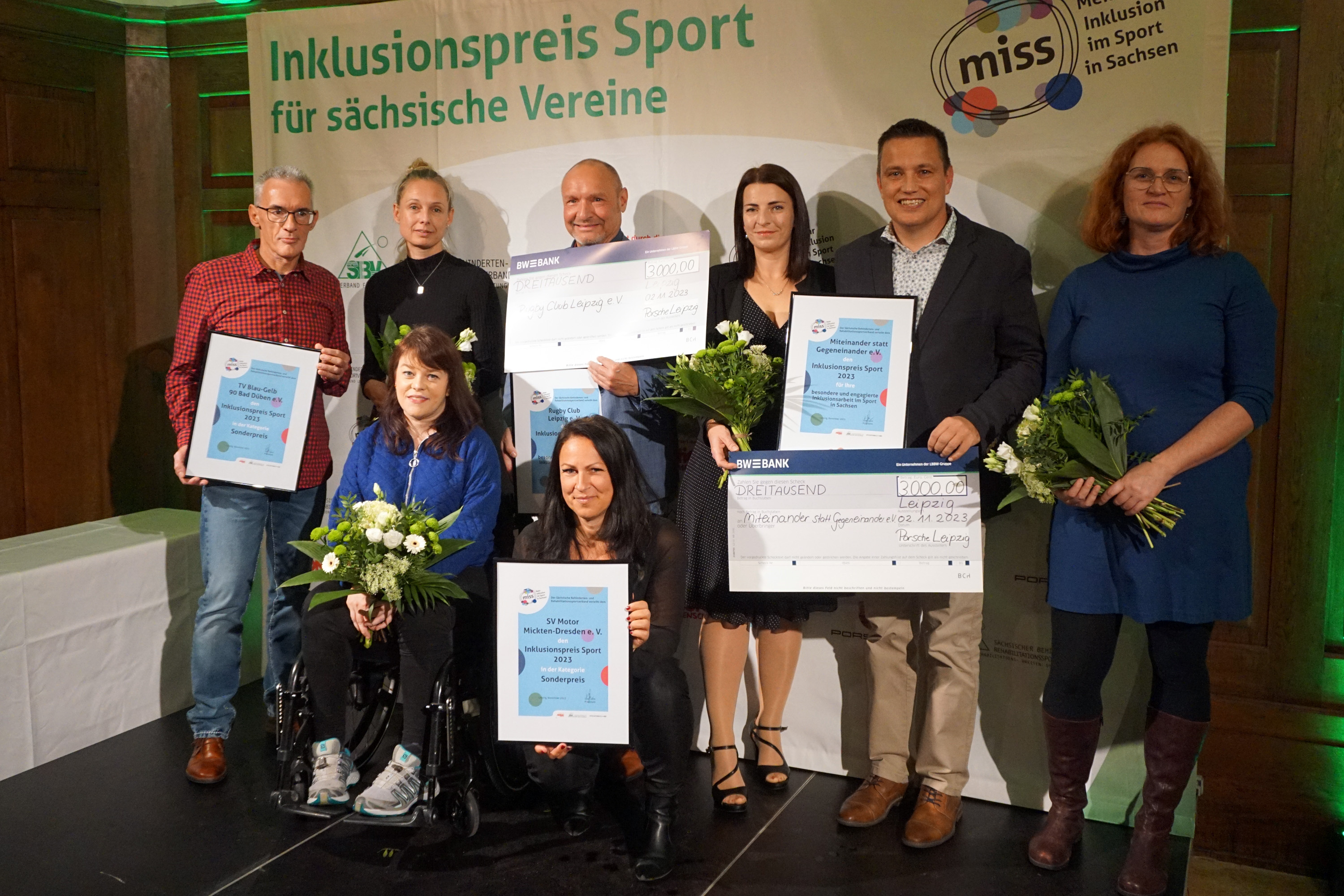 Gruppenfoto mit den oben genannten Personen aus den vier ausgezeichneten Vereinen 