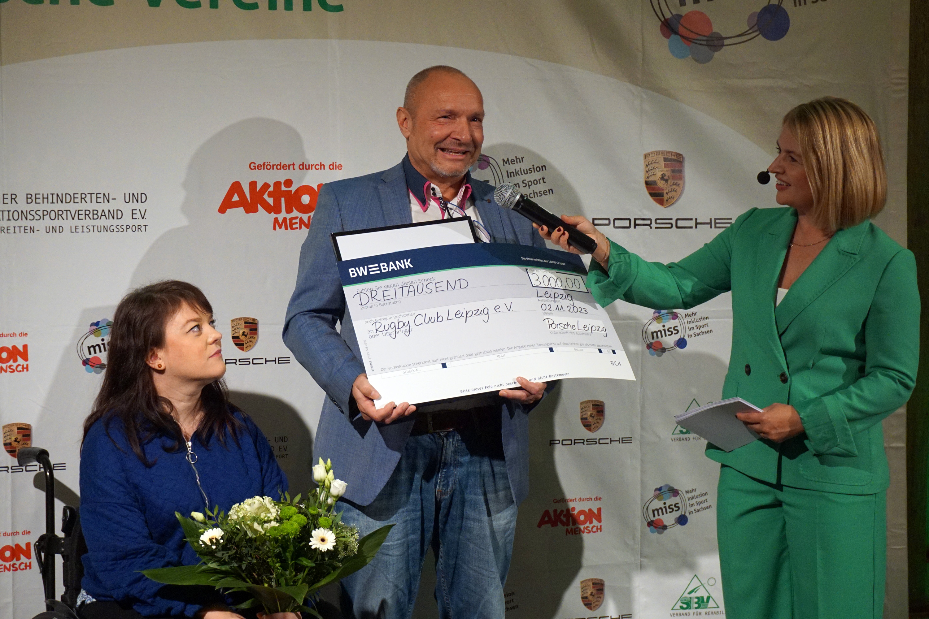 MDR-Sportmoderatorin Eike Papsdorf, die durch den Abend führte, im Gespräch mit den Preisträgern vom Rugby Club Leipzig 